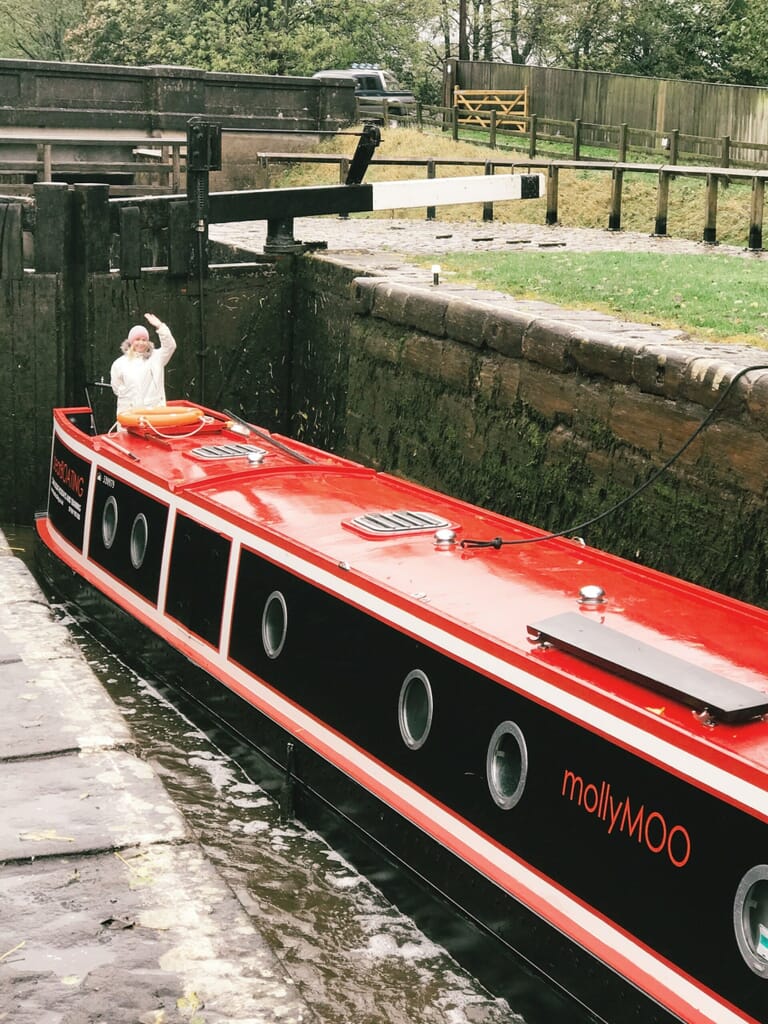 canal boat hire yorkshire - bearboating: MollyMoo in lock canal boat hire yorkshire - bearboating: MollyMoo in lock