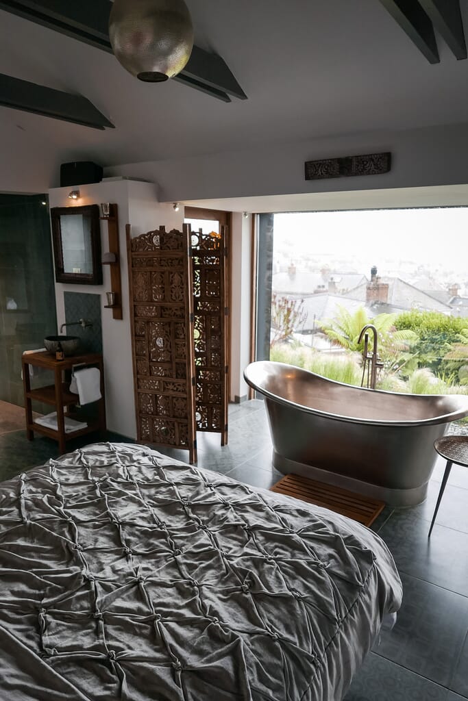 romantic getaway Cornwall - fallen angel - bedroom and tub romantic getaway Cornwall - fallen angel - bedroom and tub