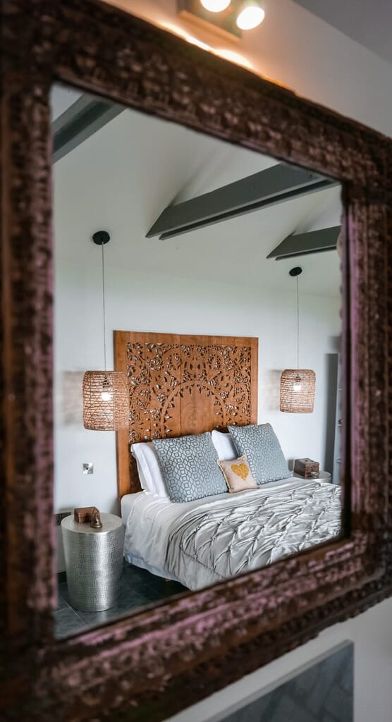 romantic getaway Cornwall - fallen angel - bedroom and tub romantic getaway Cornwall - fallen angel - bedroom and tub