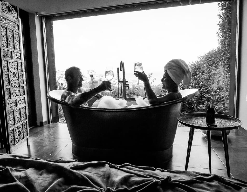 romantic getaway Cornwall - fallen angel - sharing bathtub romantic getaway Cornwall - fallen angel - sharing bathtub