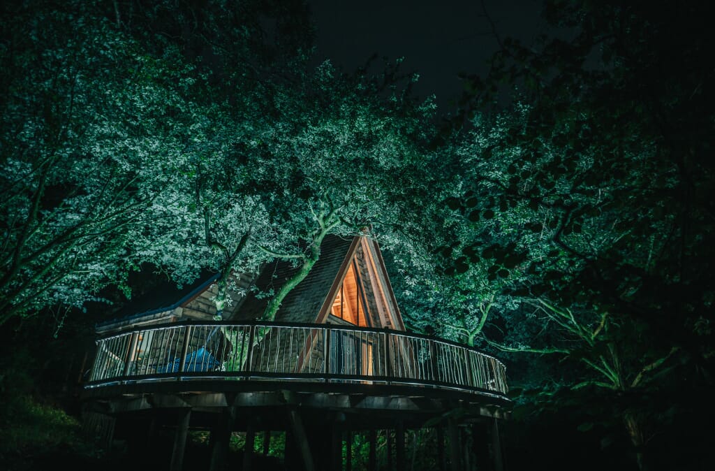 hudnalls-hideout-treehouse at night