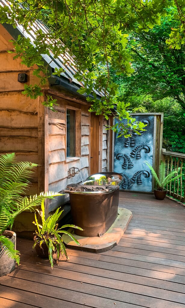 hudnalls-hideout-treehouse outdoor bath daytime hudnalls-hideout-treehouse outdoor bath daytime