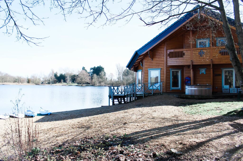 Moondara log cabin in Cotswolds view to lodge with hot tub Moondara log cabin in Cotswolds view to lodge with hot tub