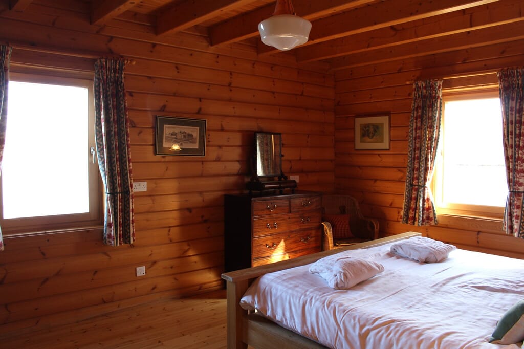 Moondara log cabin in Cotswolds bed room Moondara log cabin in Cotswolds bed room