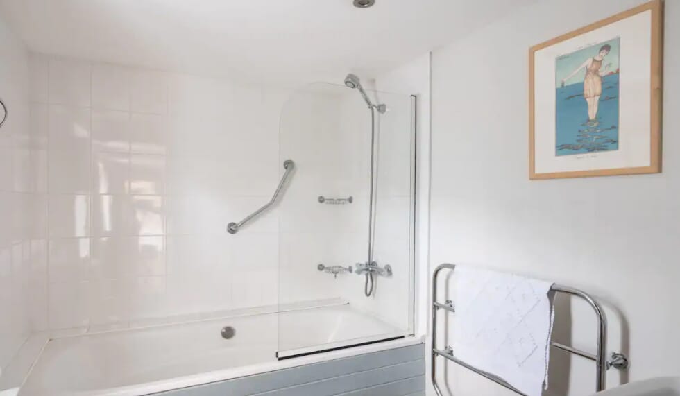 The Old Dairy Sussex - Self Catering Cottage with Indoor pool - bathroom
