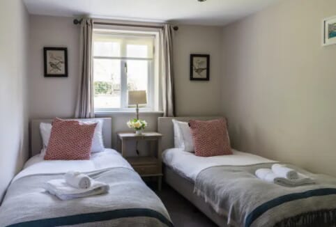 The Old Dairy Sussex - Self Catering Cottage with Indoor pool - twin bedroom