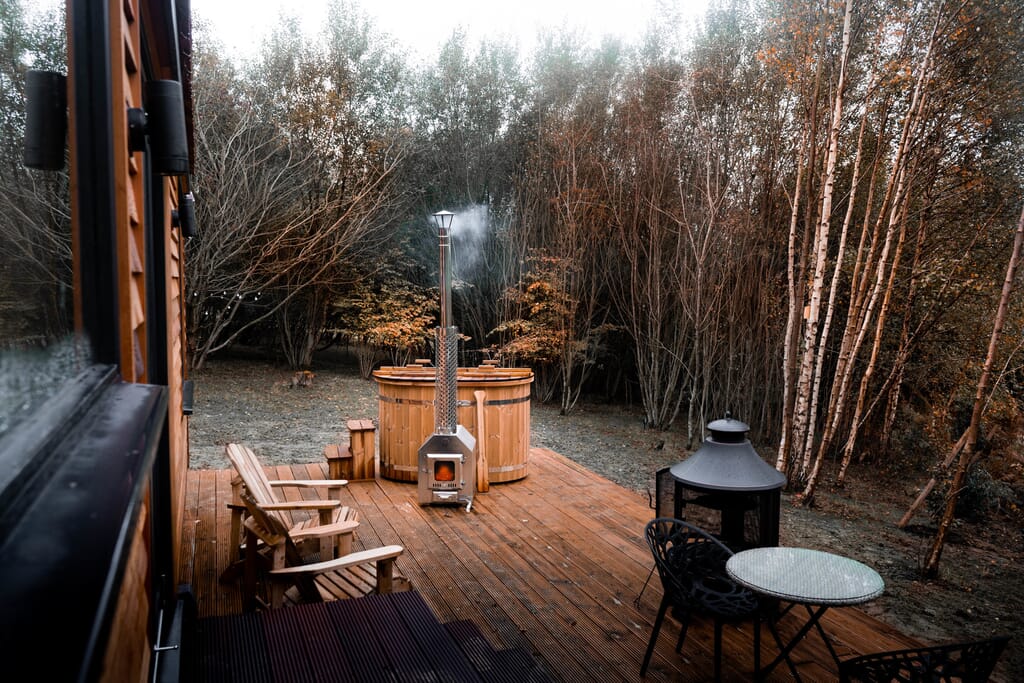log cabin in woods sussex: hot tub hot tub