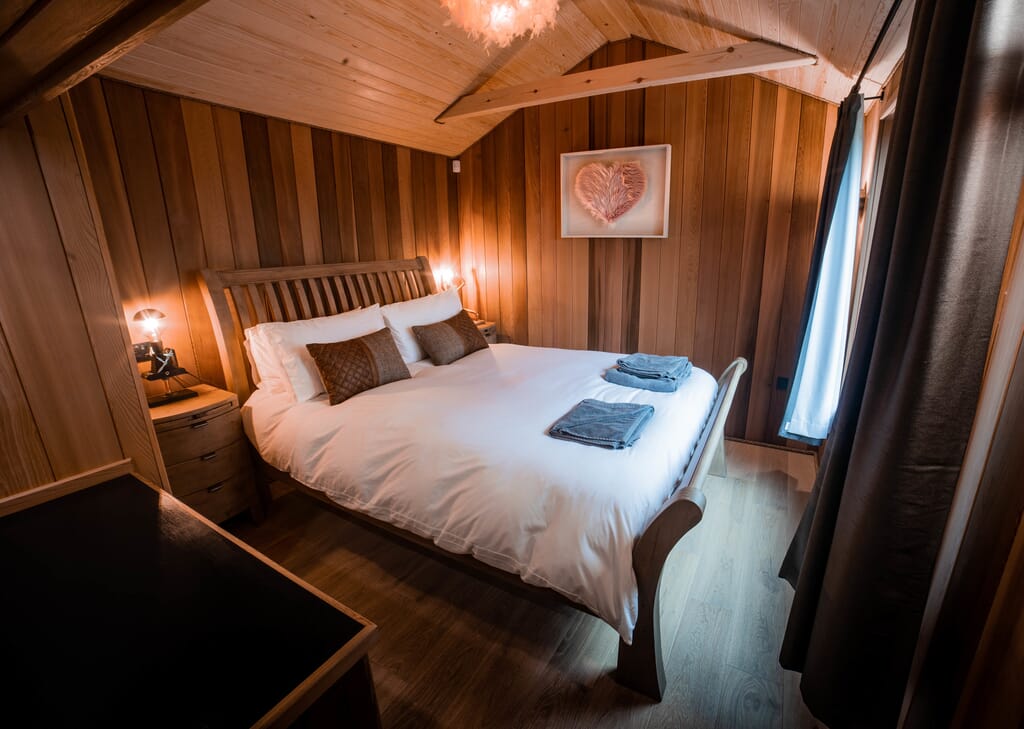log cabin in woods sussex: coddiwomple bedroom