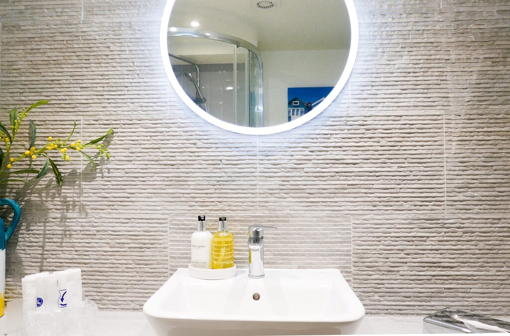 beachcroft-beach-huts: bathroom beachcroft-beach-huts: bathroom