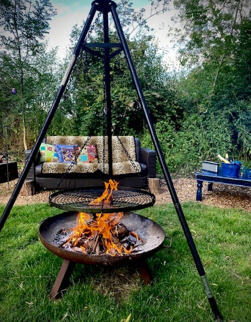 The Meadow Glamping in Hampshire - Magic Rat firepit