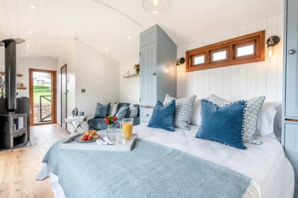 glamping-looe-daisy-park-hut - bed and breakfast