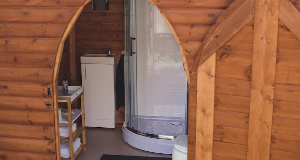 Woodcutters Cottage glamping cabin in Rye - Outside wash block