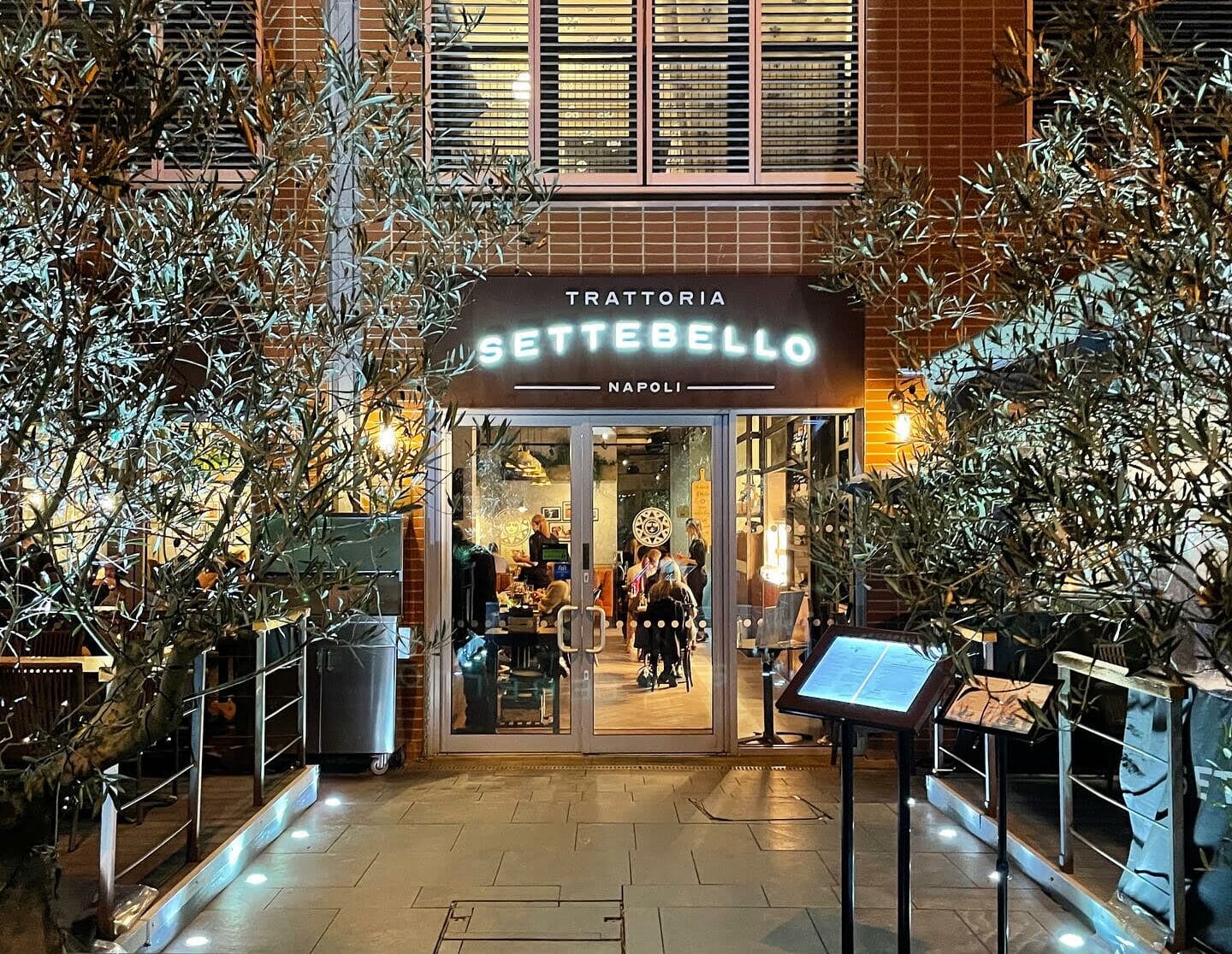 settebello-restaurant-cotswolds outside at night