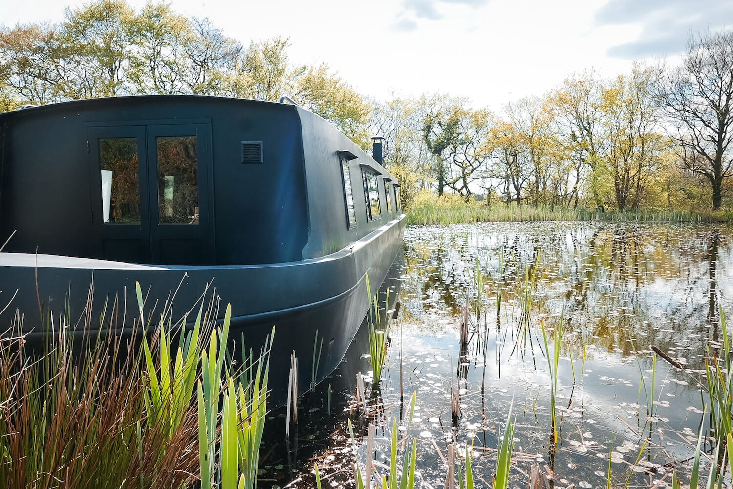 glamping-north-devon-blackbird boat and lake