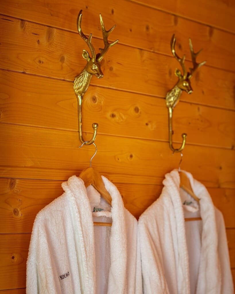 hawthorn hideaway glamping nottinghamshire - swnan lodge bath robes
