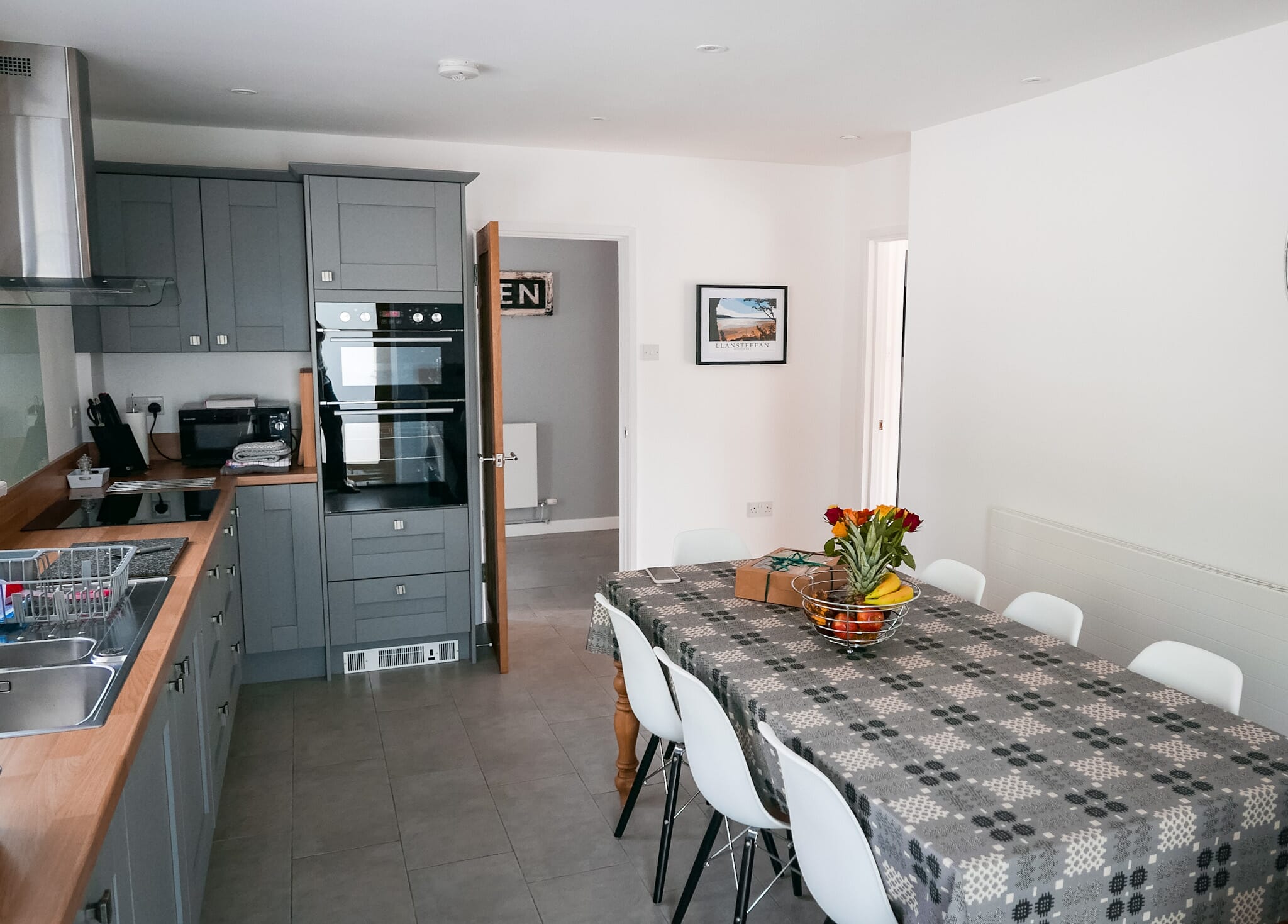 kitchen in woodlea llansteffan accommodation