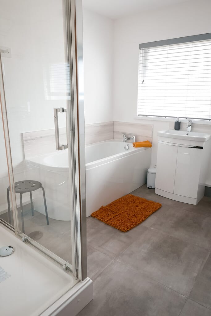 llansteffan accommodation - woodlea bathroom