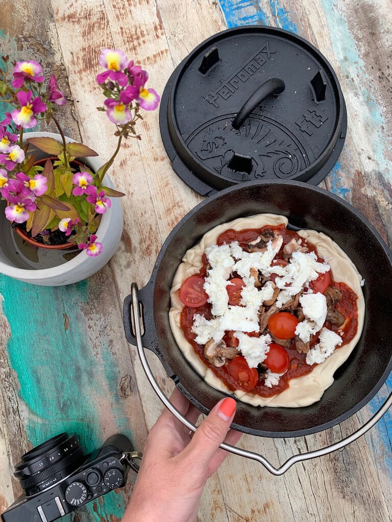 harta-retreat-luxury-glamping-woolacombe:: pizza in dutch oven