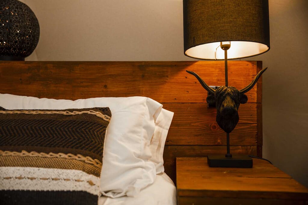 harta-retreat-luxury-glamping-woolacombe:: tipi lamp and bed