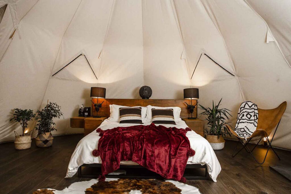 harta-retreat-luxury-glamping-woolacombe:: tipi bedroom in sitting bull