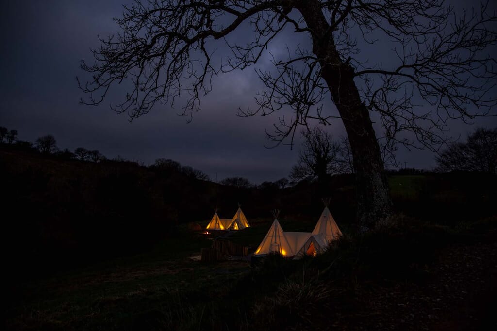 harta-retreat-luxury-glamping-woolacombe:: tipi at night