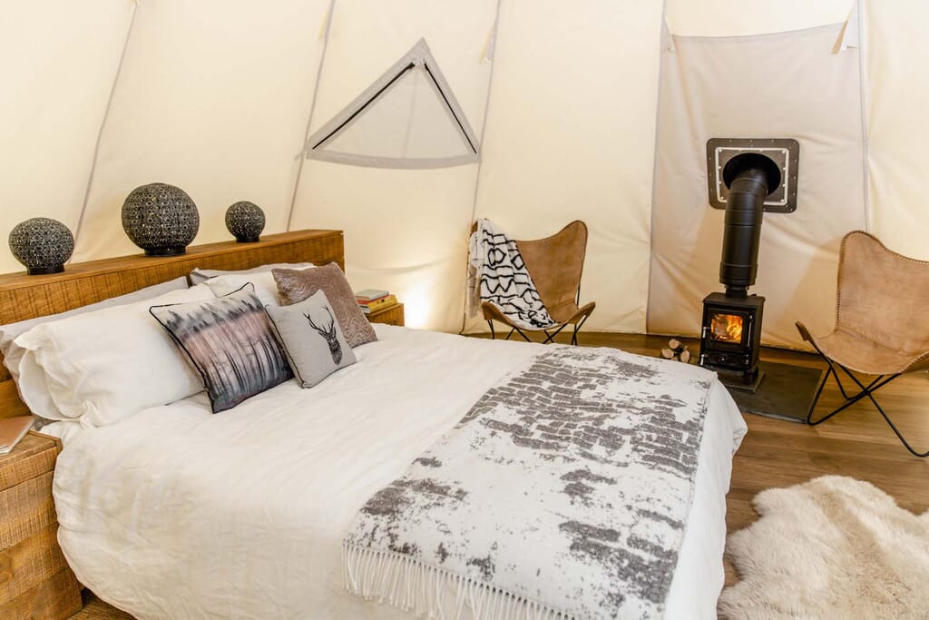 harta-retreat-luxury-glamping-barnstaple: tipi bedroom