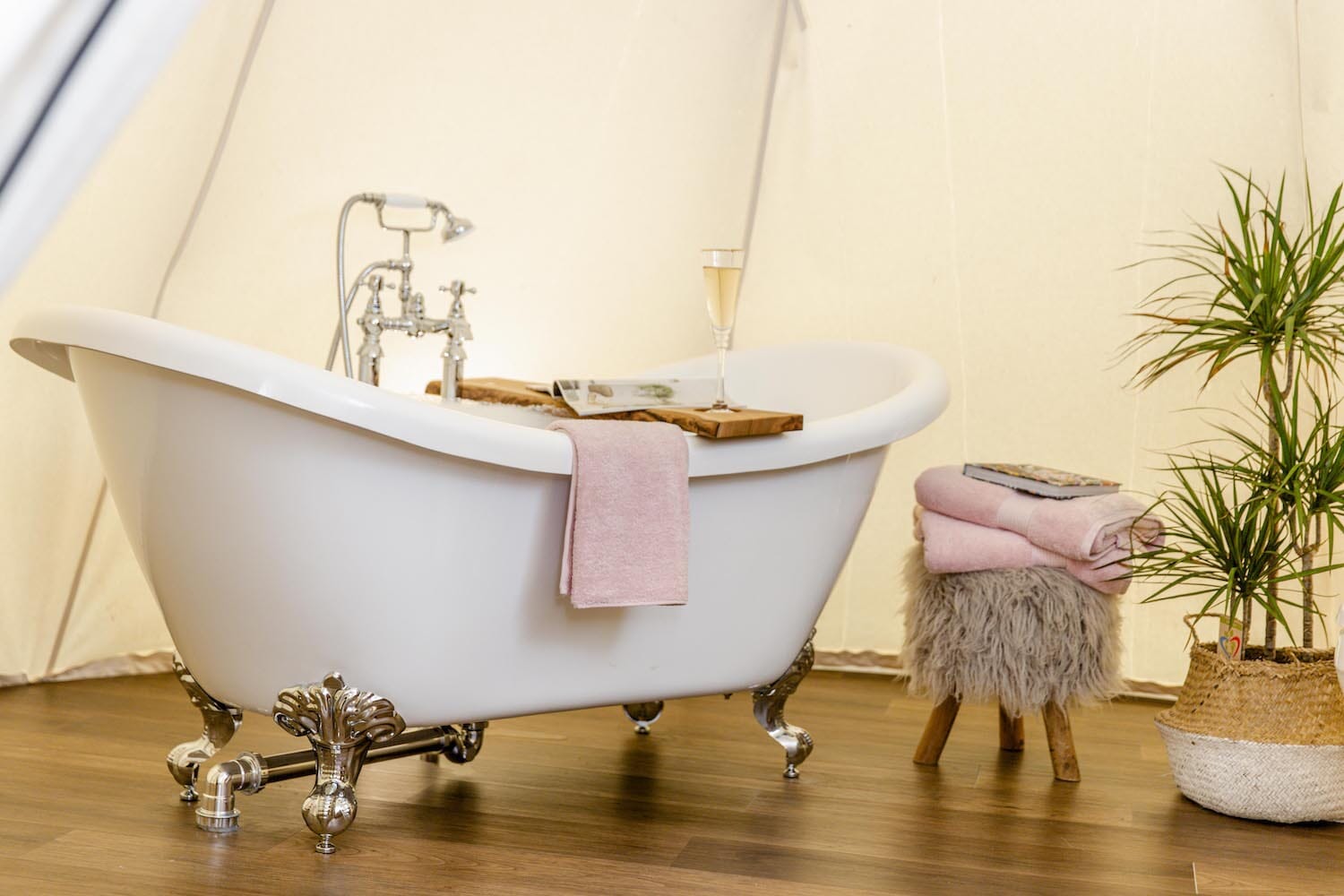 harta-retreat-luxury-glamping-barnstaple: tipi bathroom
