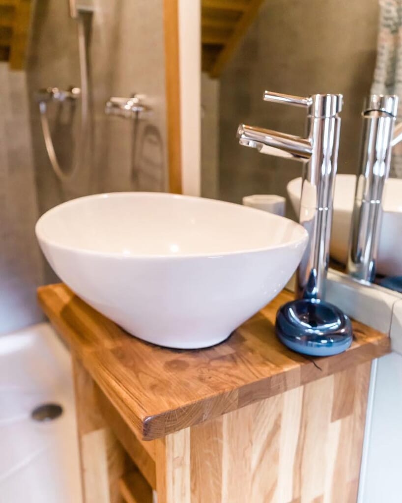 Mallory-meadows-glamping-leicestershire - bathroom lodge