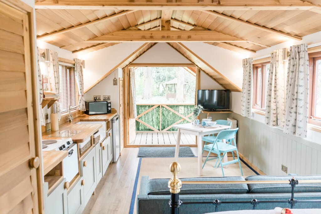 Mallory-meadows-glamping-leicestershire - interior lodge
