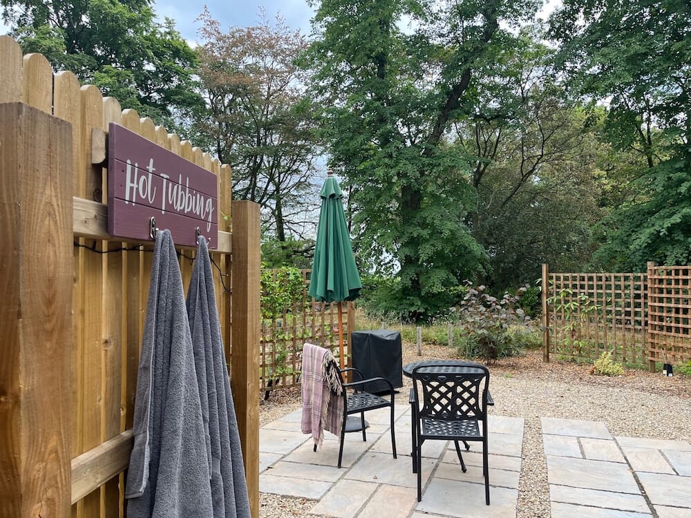 Mallory-meadows-glamping-leicestershire - hot tub lodge