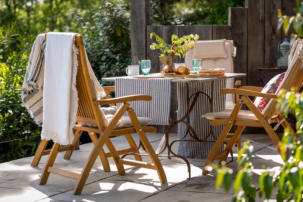 elsies-cottage-malverns-hot-tub - garden table