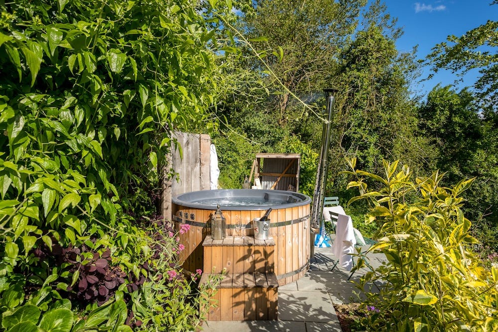 elsies-cottage-malverns-hot-tub - garden and hot tub