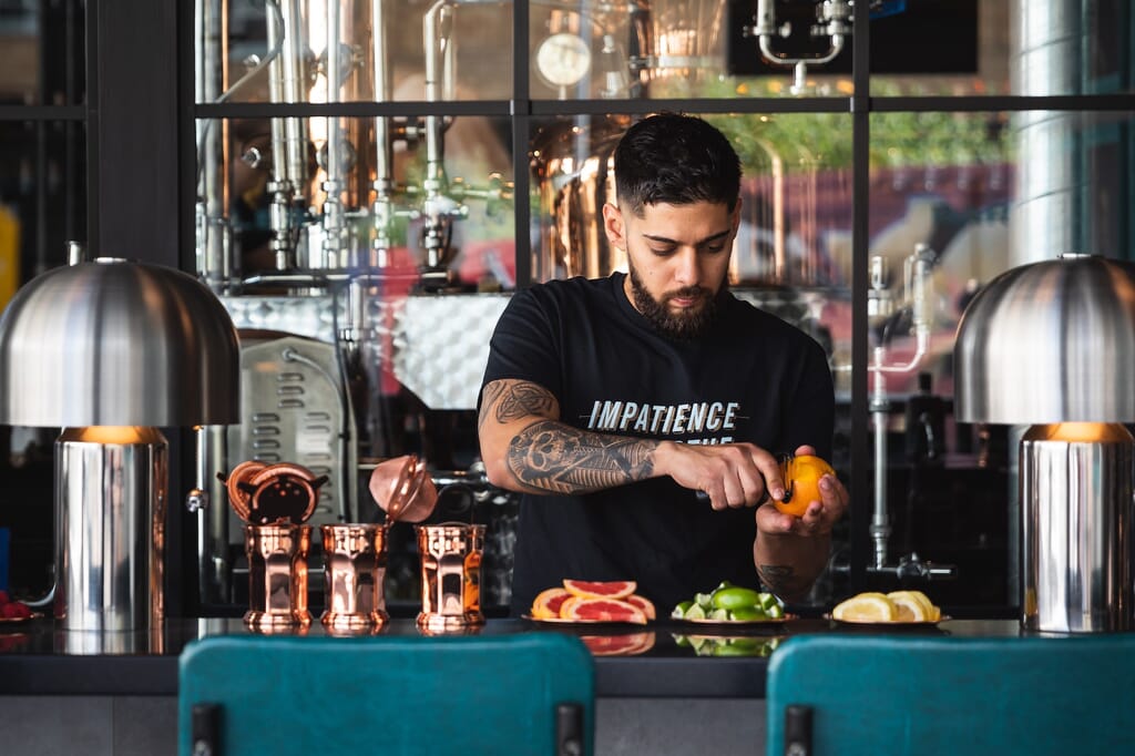 bone-idyll-gin-experience-london - bar tender bone-idyll-gin-experience-london - bar tender