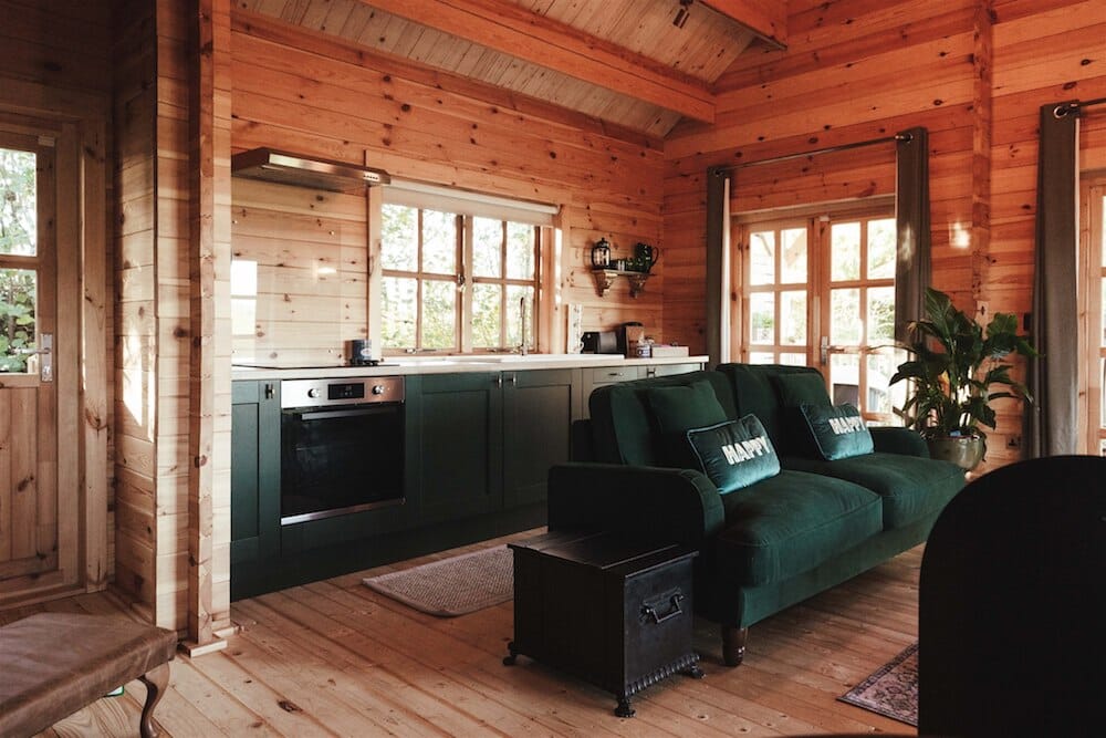 daisy chain log cabin east sussex - living space