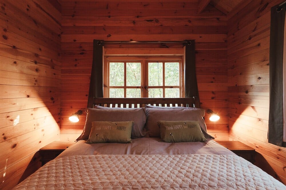 daisy chain log cabin east sussex - bedroom