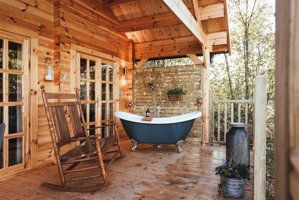 daisy chain log cabin east sussex - outdoor bath on deck