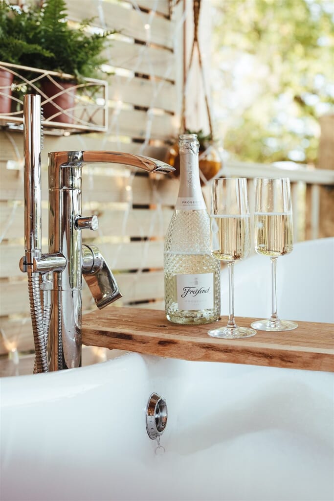 daisy chain log cabin east sussex - outdoor bath and wine