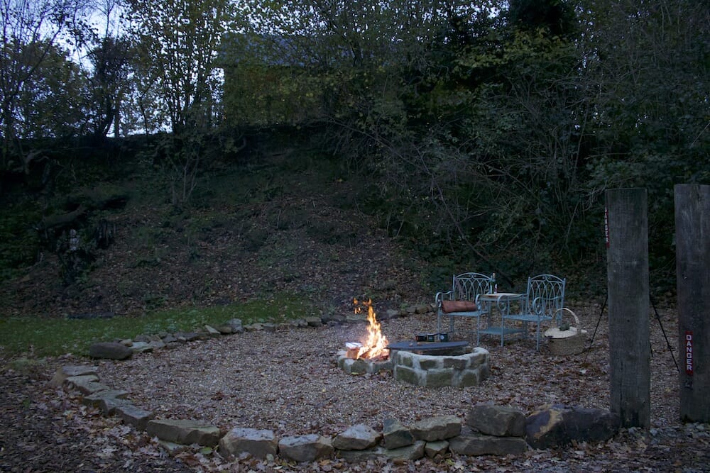 daisy chain log cabin east sussex - outdoor fire pit