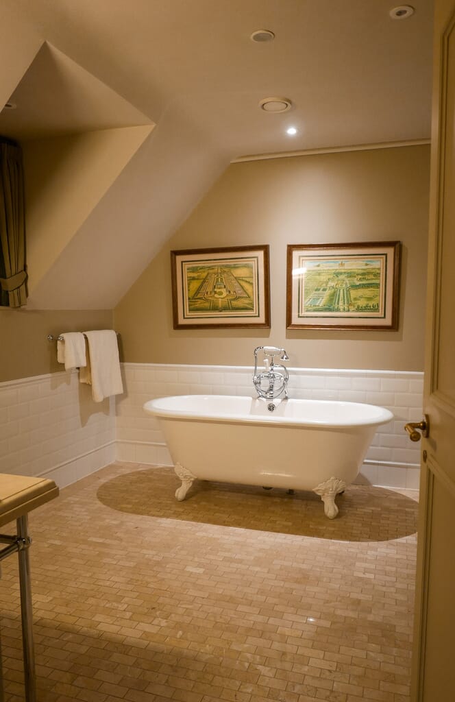 Ellenborough Hotel delux bathroom - weekend in Cheltenham Ellenborough Hotel delux bathroom - weekend in Cheltenham