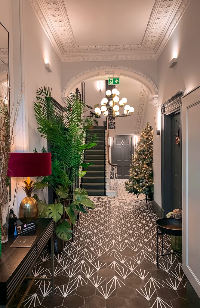 Neptune self-catering apartments cheltenham hallway - weekend in Cheltenham Neptune self-catering apartments cheltenham hallway - weekend in Cheltenham
