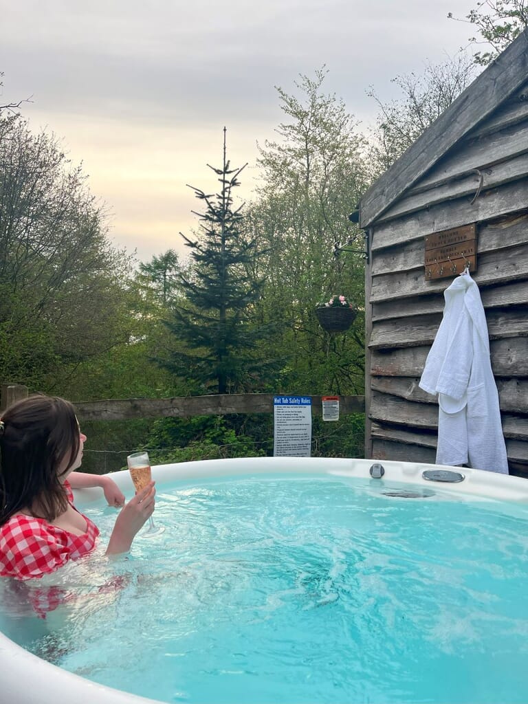 Rowan Tree retreat Holiday Cottage in Wye Valley: hot tub