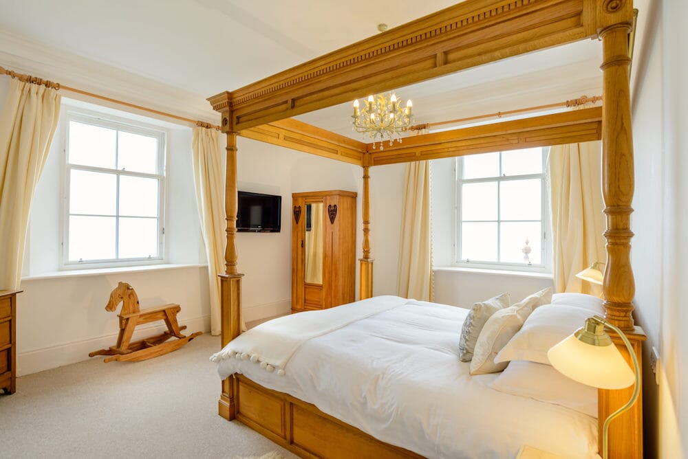 hen party house scotland for 20 - alexander house four poster bedroom