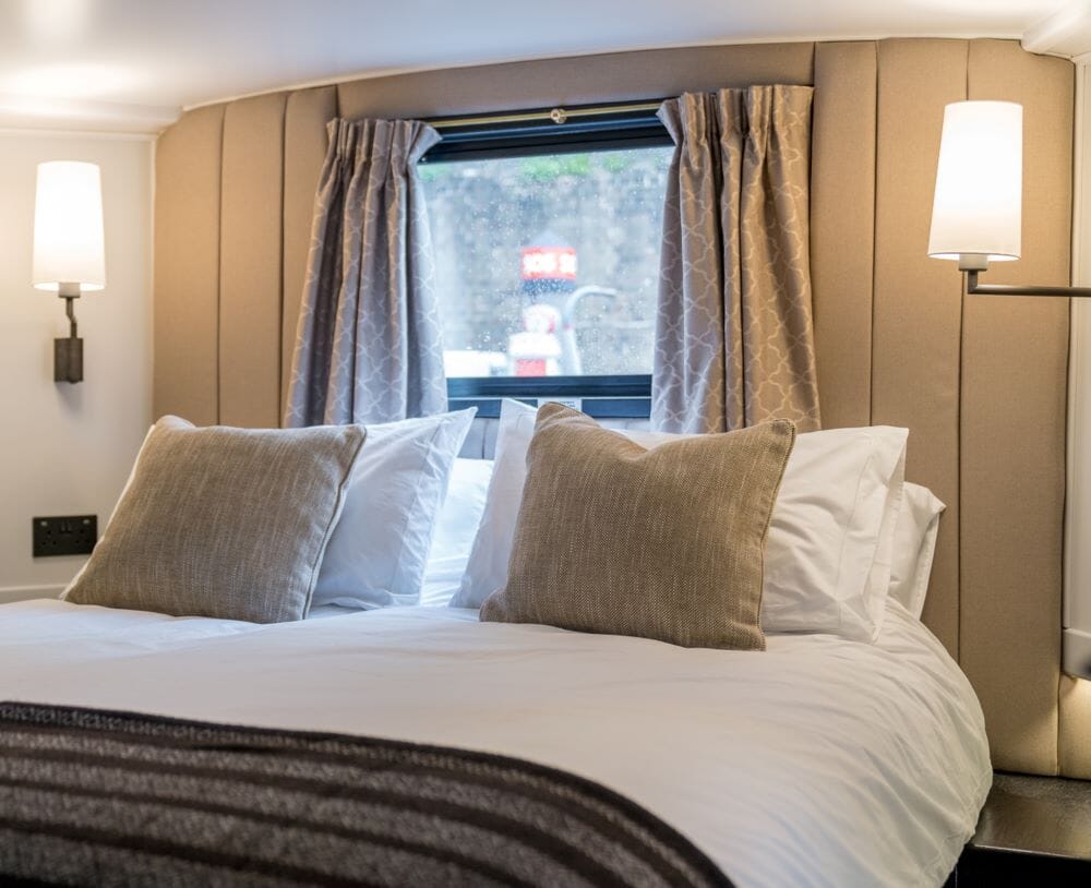 Lulubelle luxury houseboat stay in London Limehouse Marina - interior bedroom