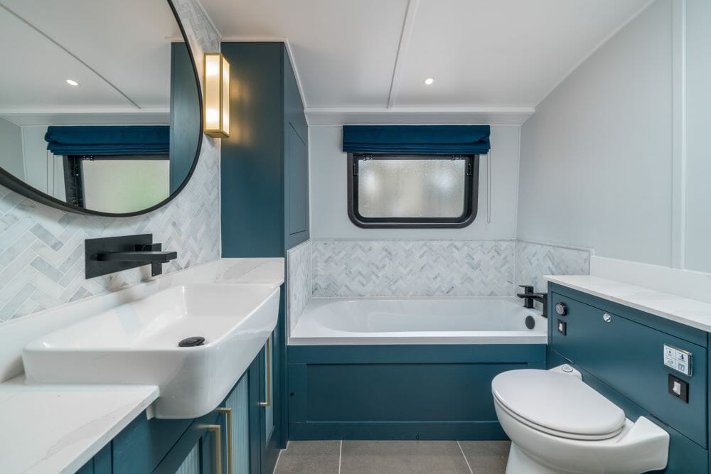 Lulubelle luxury houseboat stay in London Limehouse Marina - bathroom