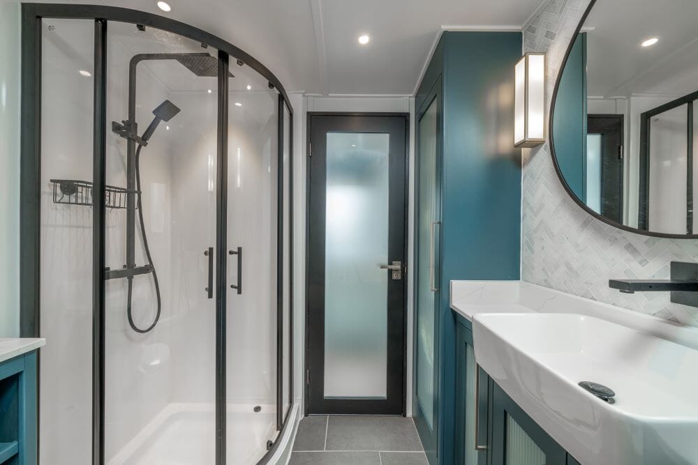 Lulubelle luxury houseboat stay in London Limehouse Marina - shower room
