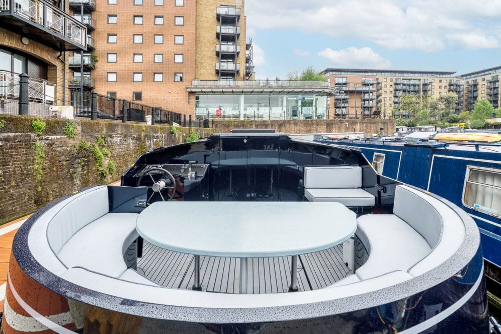 Lulubelle luxury houseboat stay in London Limehouse Marina - exterior