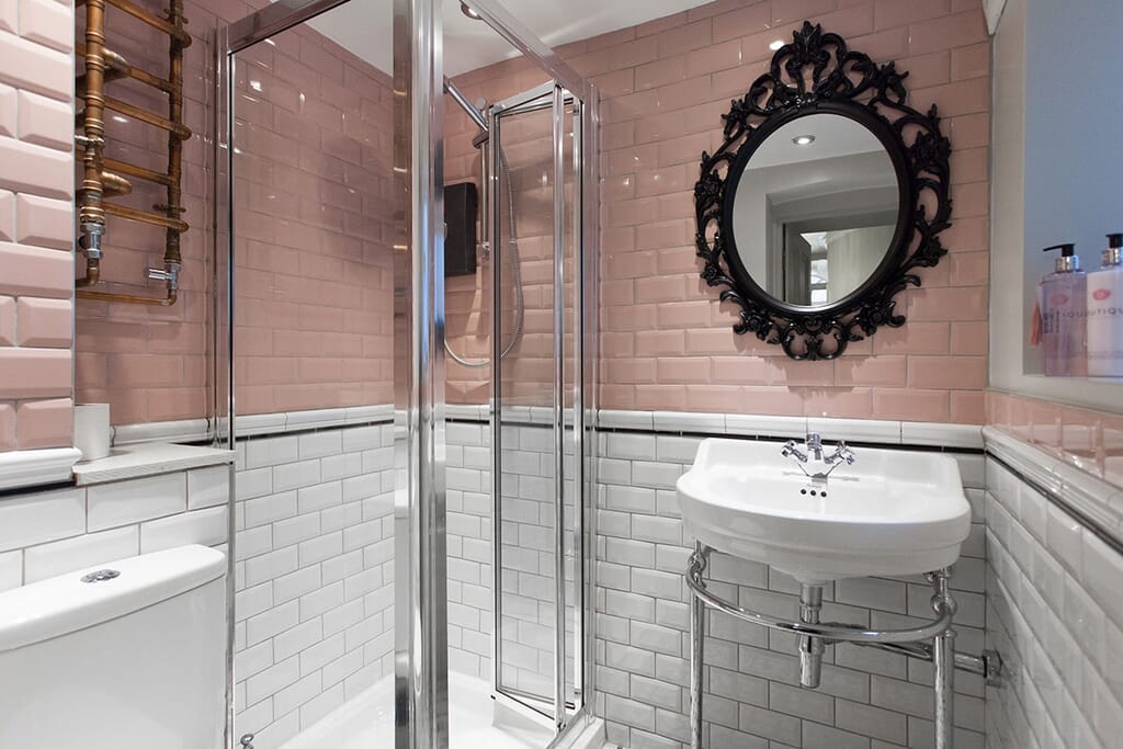 Hen Party House Brighton - Wonderland House: pink bathroom
