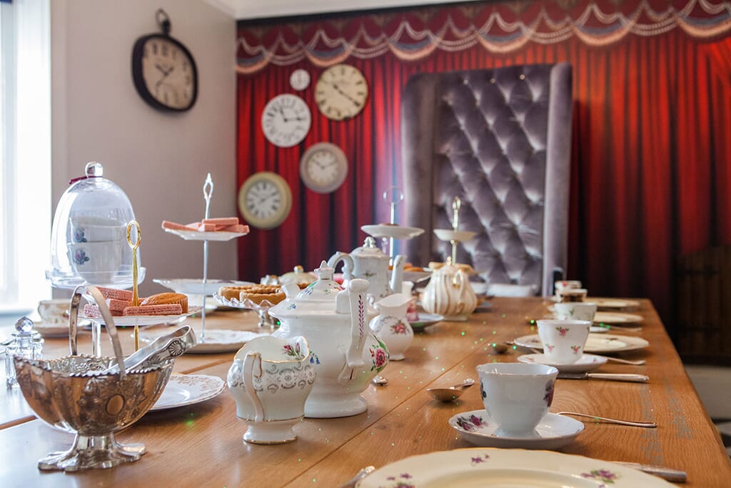 Hen Party House Brighton - Wonderland House: tea party set up