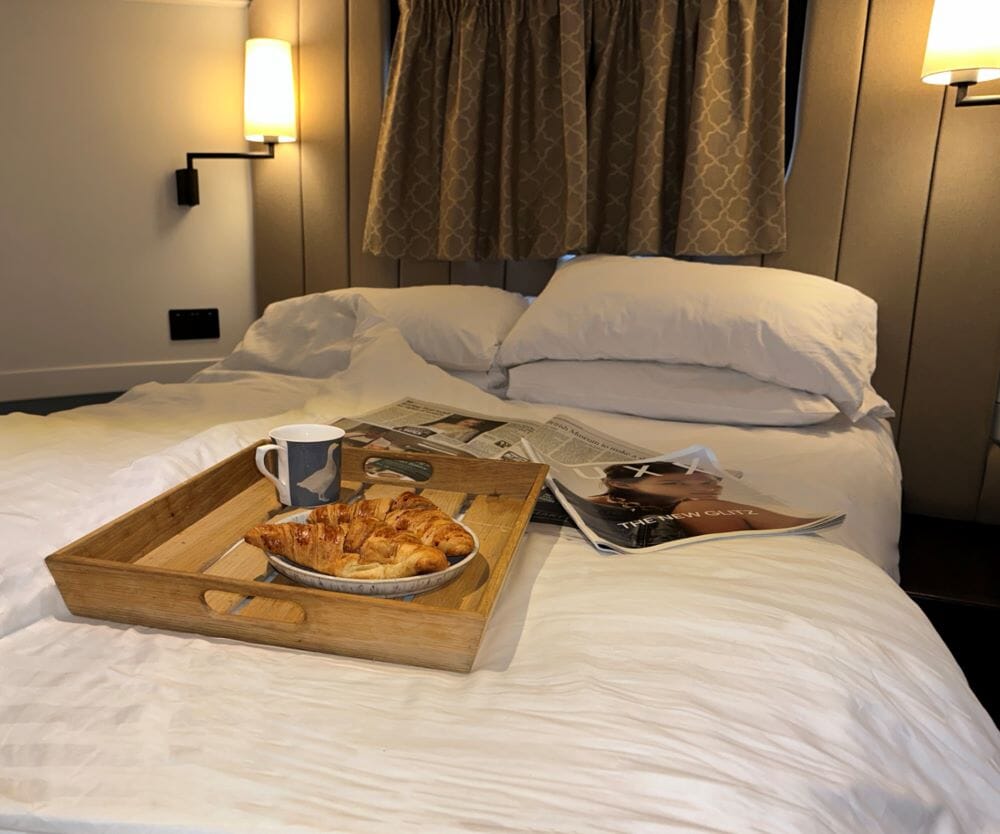 Lulubelle luxury houseboat stay in London Limehouse Marina - interior bedroom