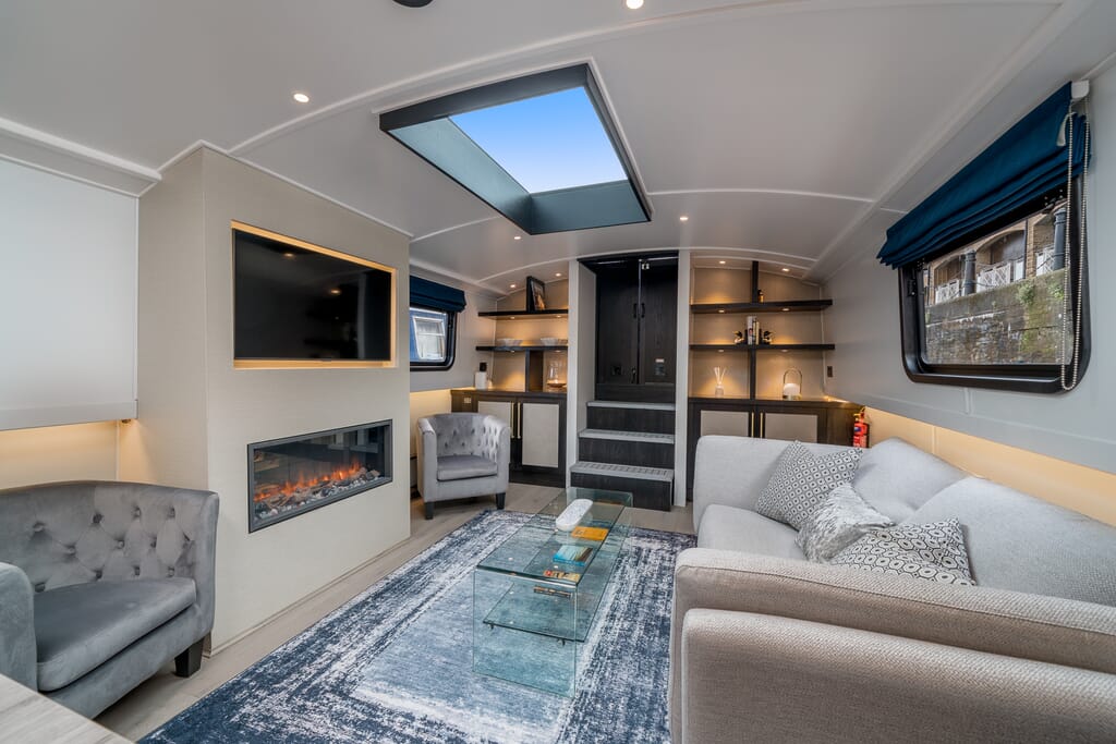 Lulubelle luxury houseboat stay in London Limehouse Marina - interior living room